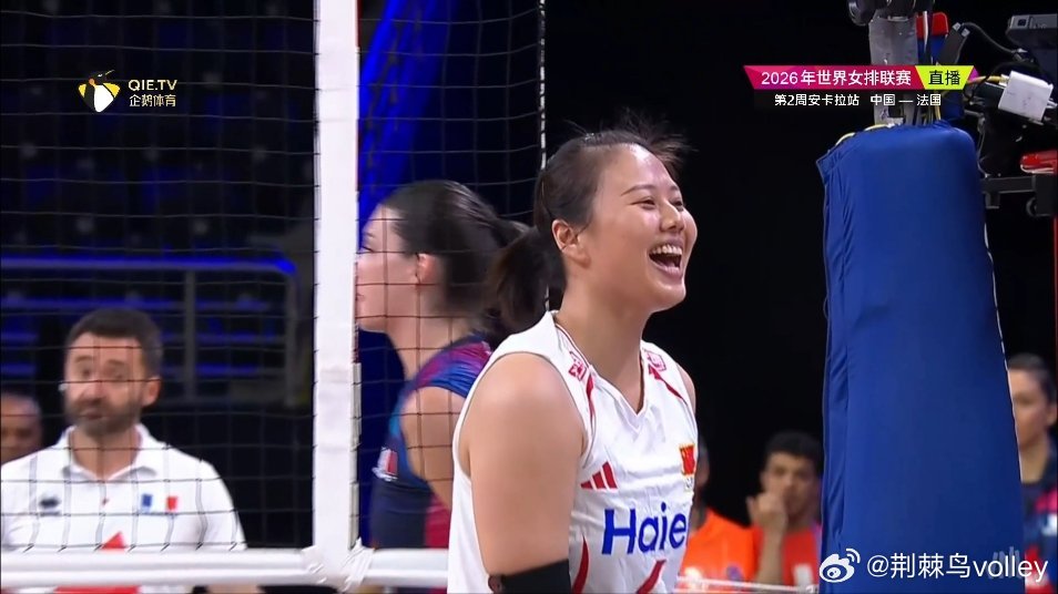 8-10落后被卡到8-13，暂停后奋起直追17-15反超，很棒。中国女排vs法国