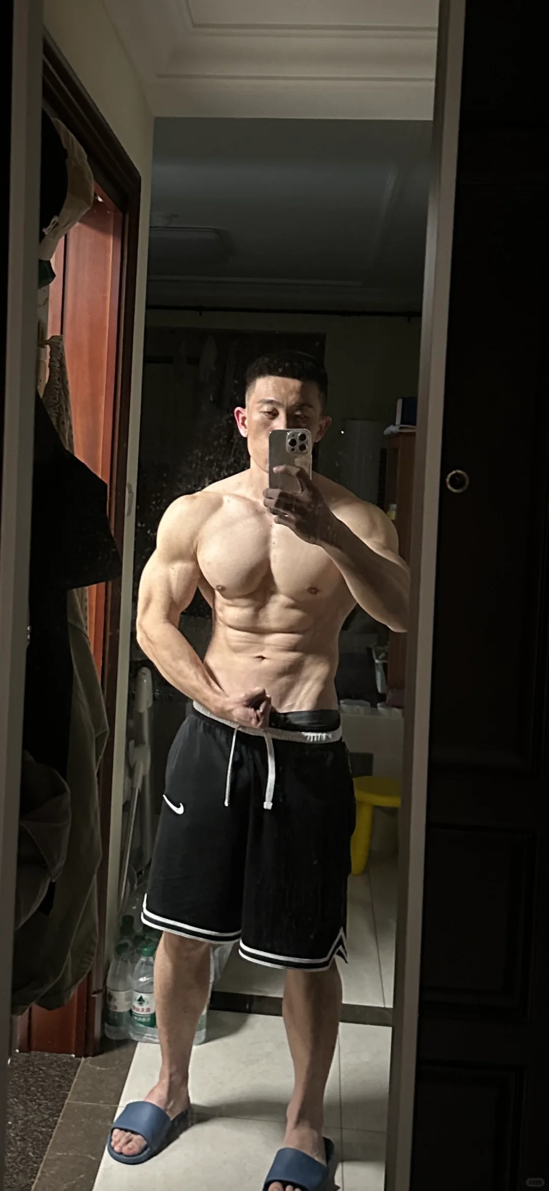 爱健身的男孩 出差不忘运动 要做一个有胸肌的男人 继续减