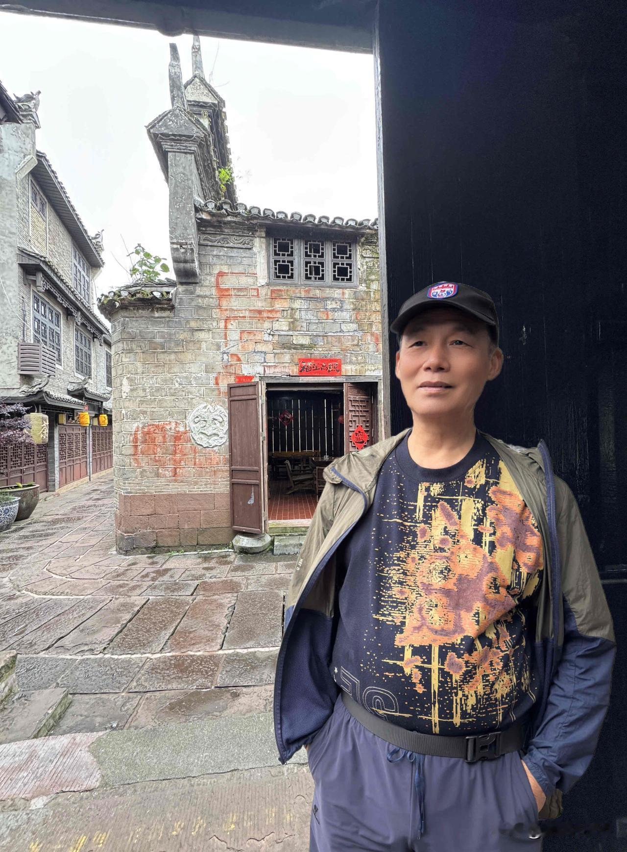 【沈从文故居】：位于湖南省凤凰县，始建于清同治五年（1866年），系木结构四合院
