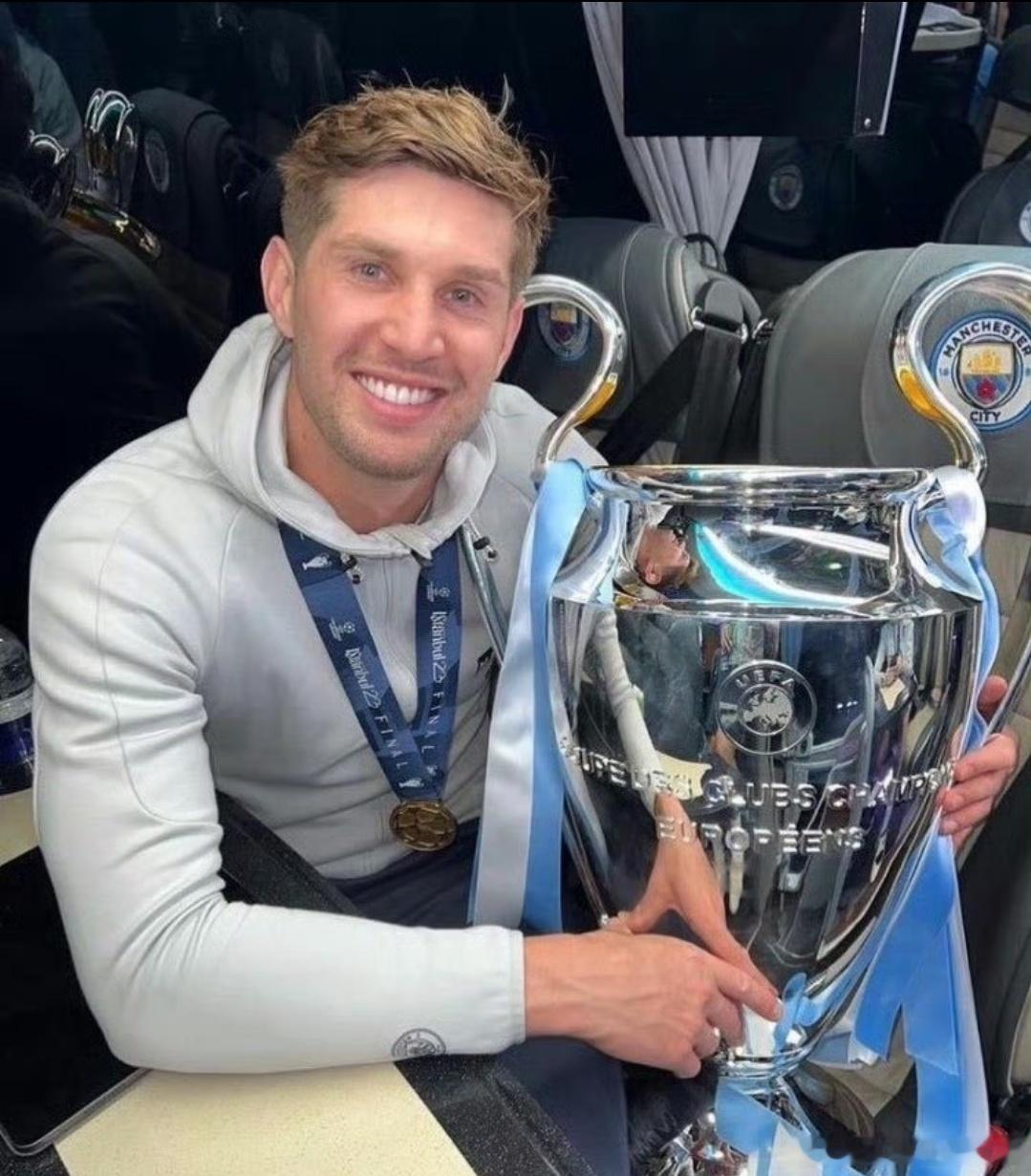 周薪16万镑！27岁年轻中卫官宣告别 5年曼城生涯夺13冠北京时间4月21日，罗