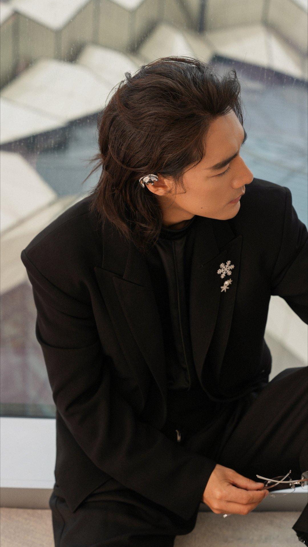 此沙回应在国外用彝语说获奖感言完全长在我的笑点和苏点上！发言不做作不矫情，清爽又