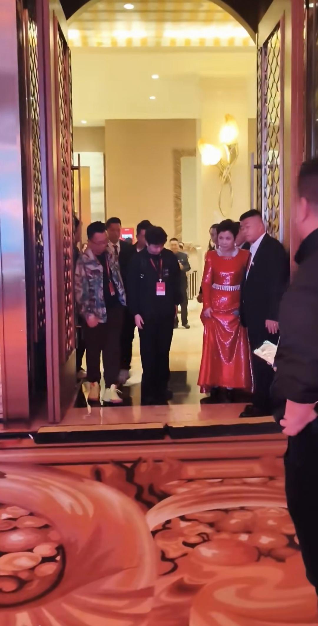 董文华，三十年如一日，容颜一点没变。