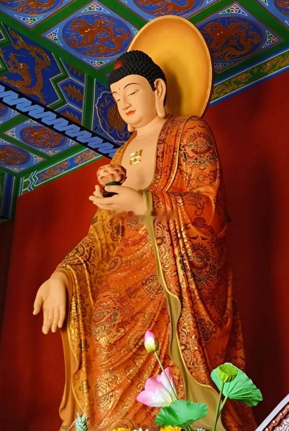 虔诚顶礼阿弥陀佛，心念清净，生活中处处皆是吉祥相现，身心自在，喜乐常随，面带光泽