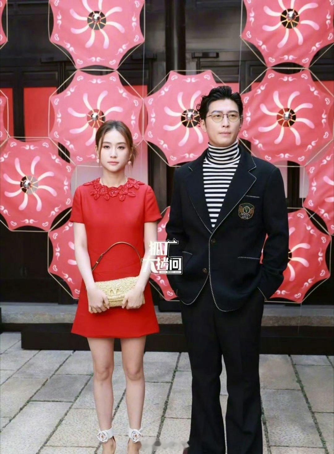 哦豁，窦骁跟何超莲一起出席活动了，但是这两人的合照的站位距离，感觉能站多一个人，