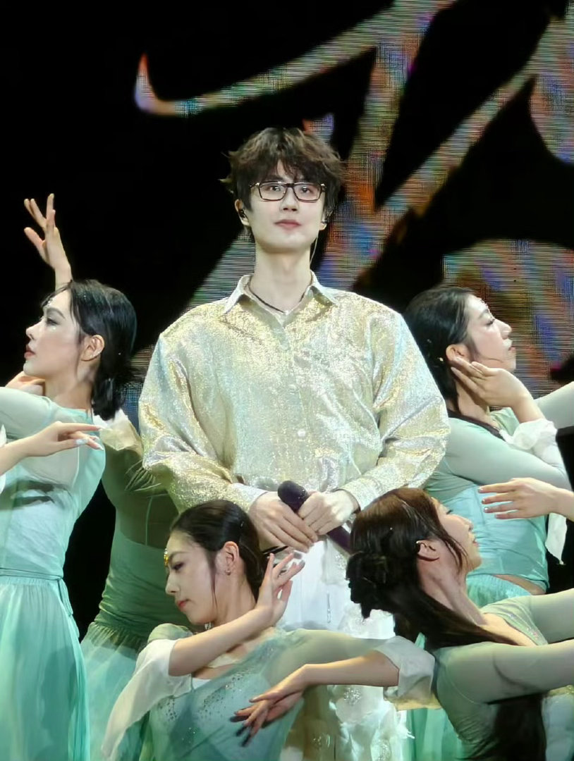 当许嵩的脸配上脱口秀的嘴以为许嵩来讲脱口秀了 看《不好笑就露宿街头》，鸡翅一出场