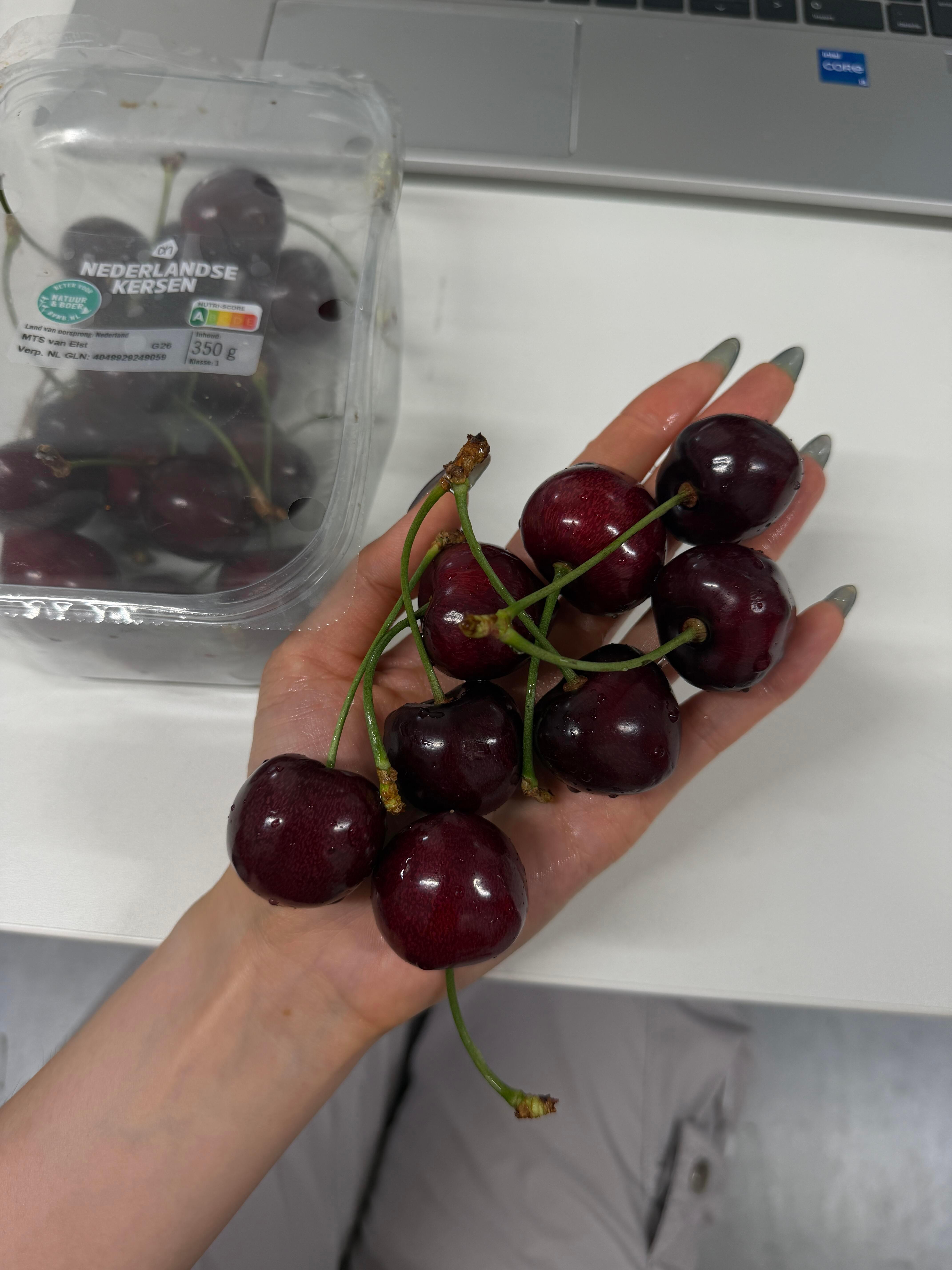 人在压力很大的时候会先放弃爱的人。 