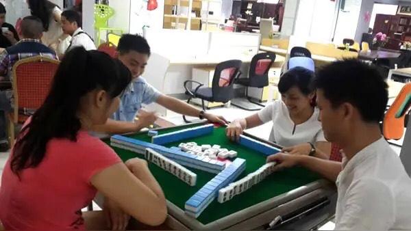 六十岁一过就该打点行囊，随时做好奔赴远方的思想准备。

来日方长只是一句美好的愿