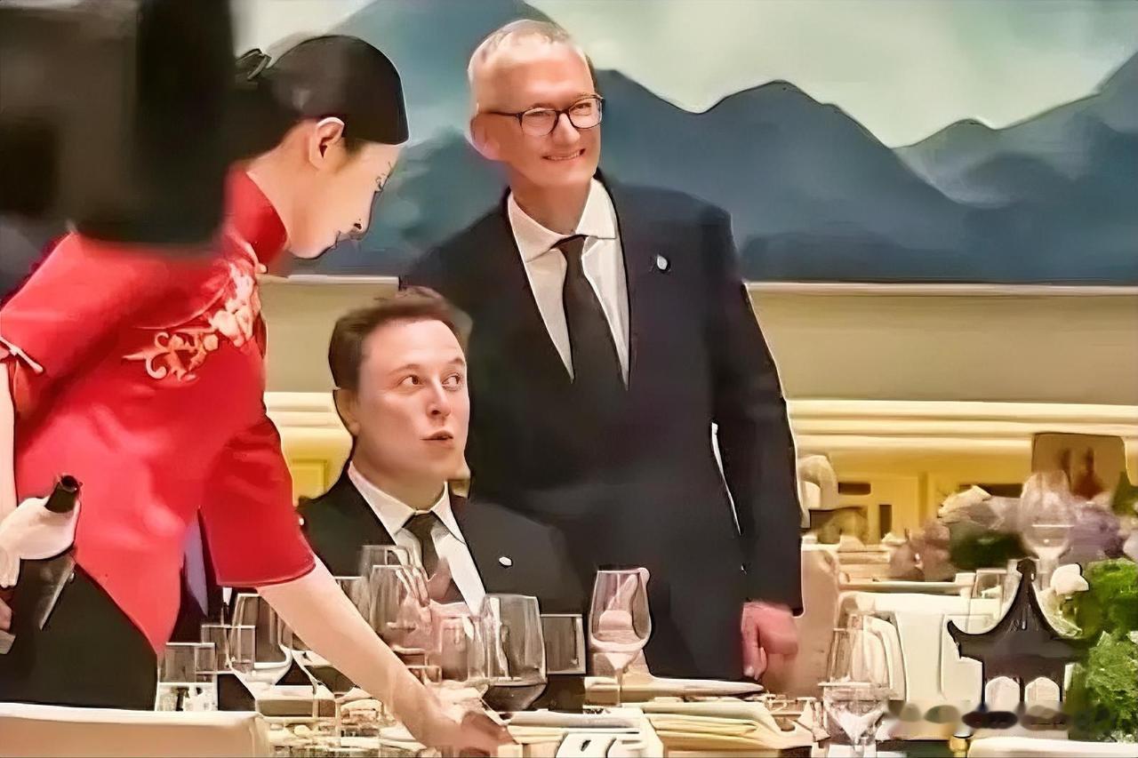 下面照片是埃隆·马斯克与苹果公司首席执行官蒂姆·库克在北京出席中国国宴并合影。
