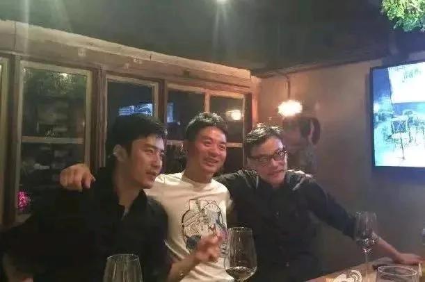 李国庆和刘强东合影挺兄弟的感觉，李国庆妻子毕业于北京大学，刘强东妻子毕业于清华大