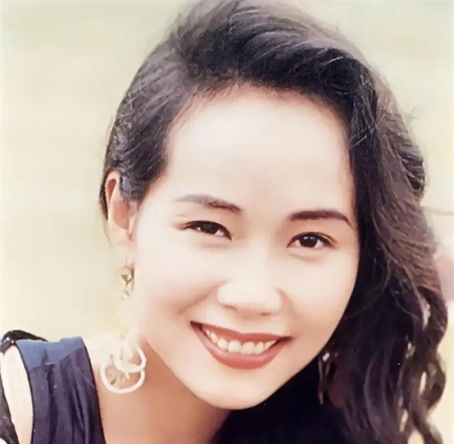 叶童被拍到在商场逛街，镜头里她笑着跟店员合影，状态松弛。
可热搜挂的却是她亲哥李