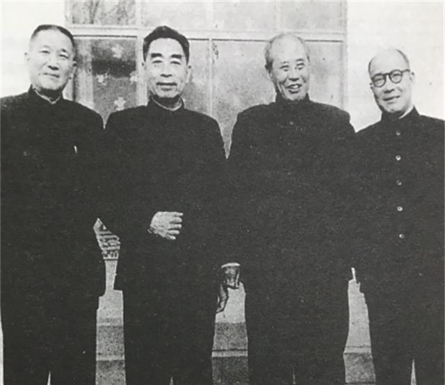 1949年，张治中让儿子去傅作义家借钱，傅作义随即拿出500银元。

这笔钱在当