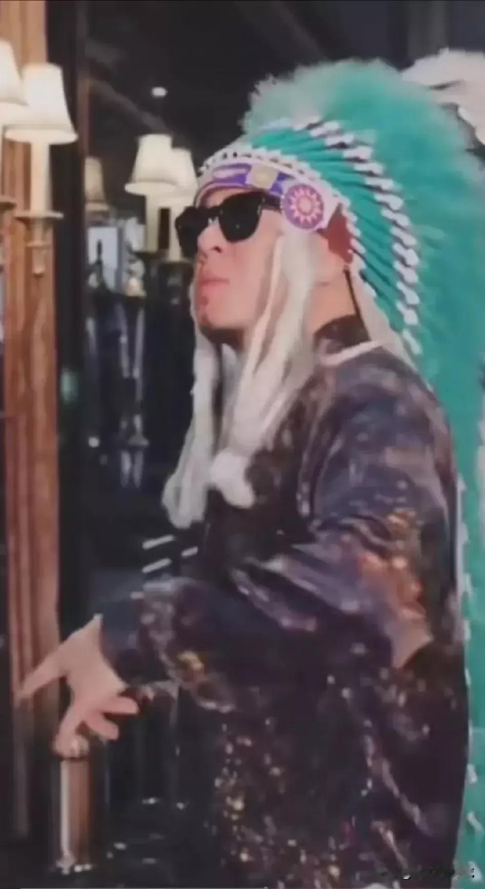 刷视频竟然刷到了杨坤，黑墨镜，凤凰冠，兰花指，这造型酷！实话实说，杨坤还是有点儿