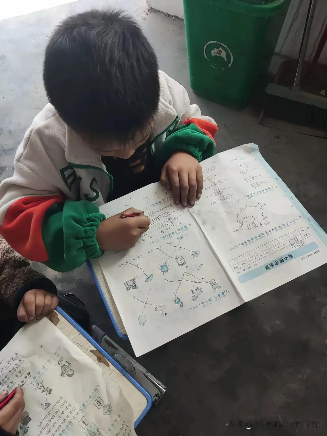 如此说来，老师们真有意思；连少留或不留作业都做不到，你说奇怪不奇怪？现在的老师咋