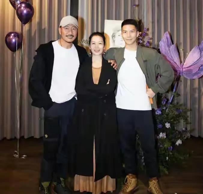 胡军的老婆最近生日，儿子出场给妈妈庆生，不见女儿的身影，可能是出国读书了？胡军的