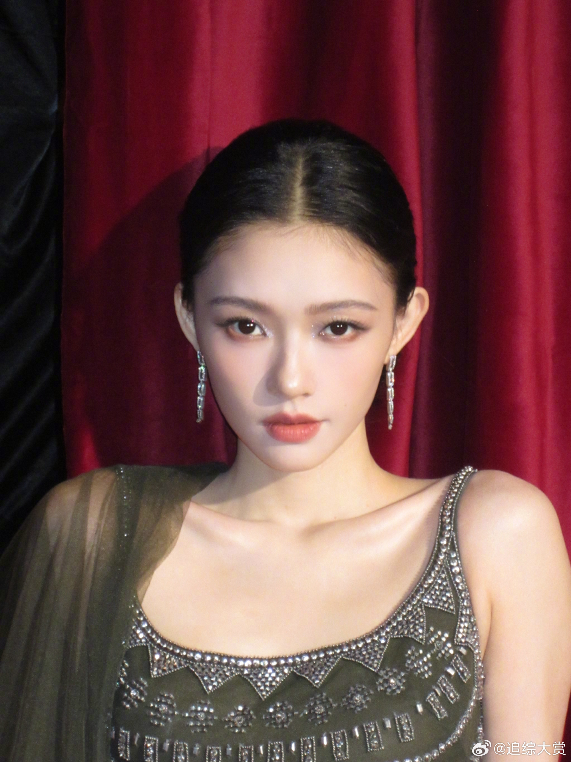 林允 维纳斯女神 林允这波红毯造型赢麻了！栩栩华生现场，她身着民族风长裙，薄纱加