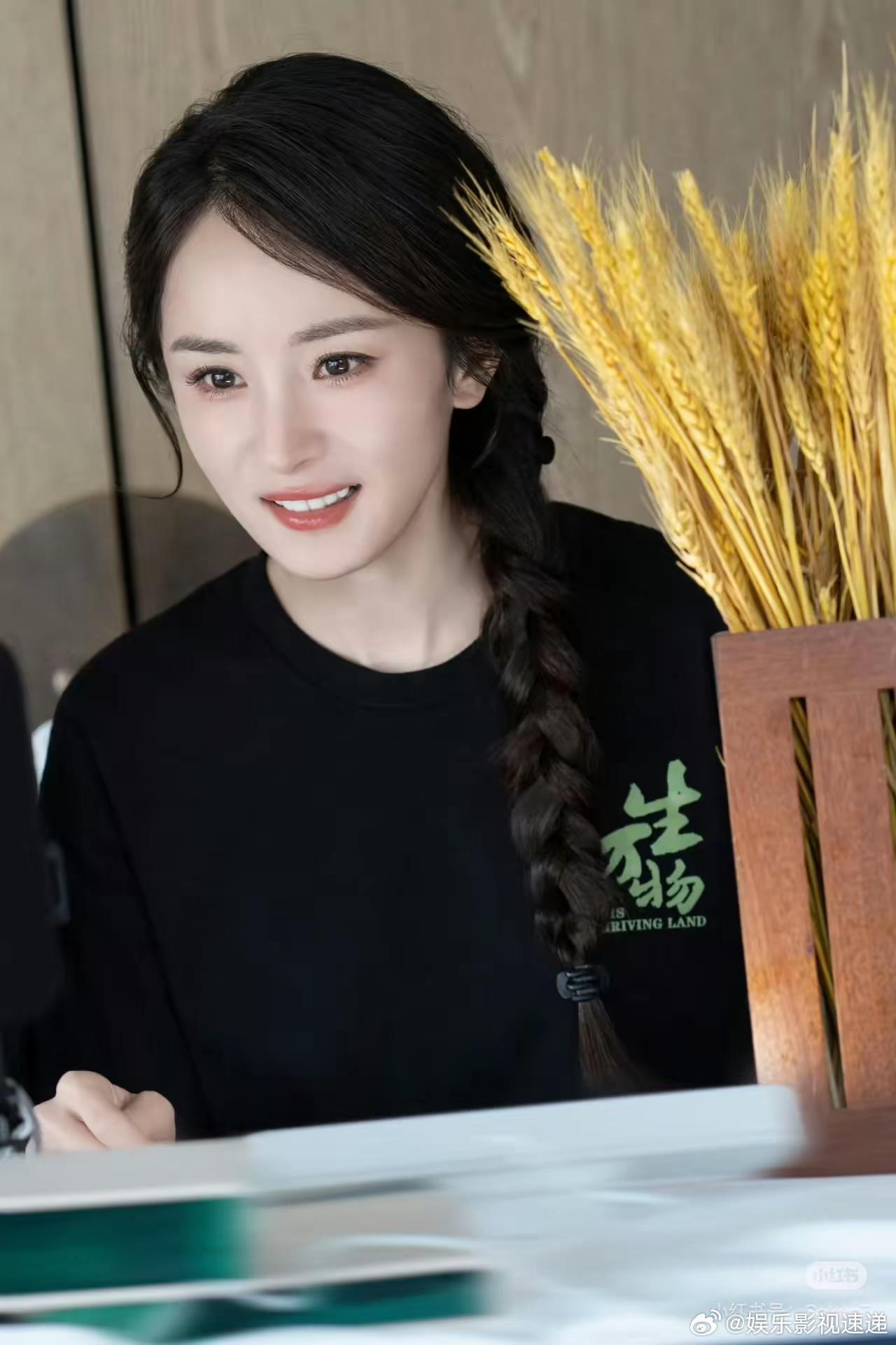 我有一个大胆的猜测，《生万物》里的绣绣，大概率是杨幂所有的作品里，​最放的开演的