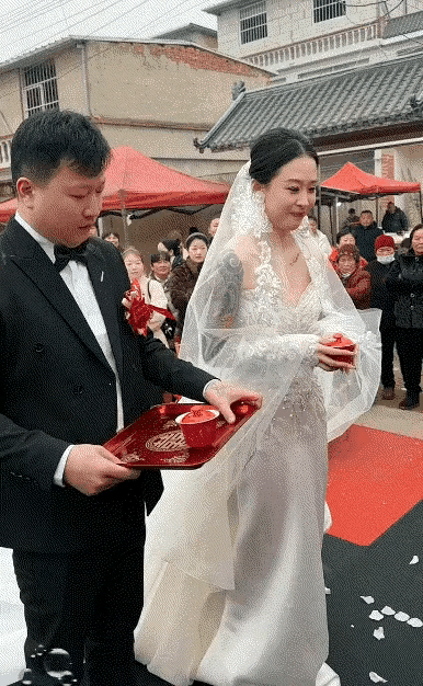 真是那句话，纹身不一定是坏人，但，好人不会纹身，尤其是女人！