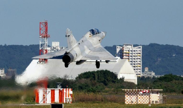 东部战区展开军演之际，台湾民众拍下岛内空军基地幻影战机起飞的画面。台湾空军一架 