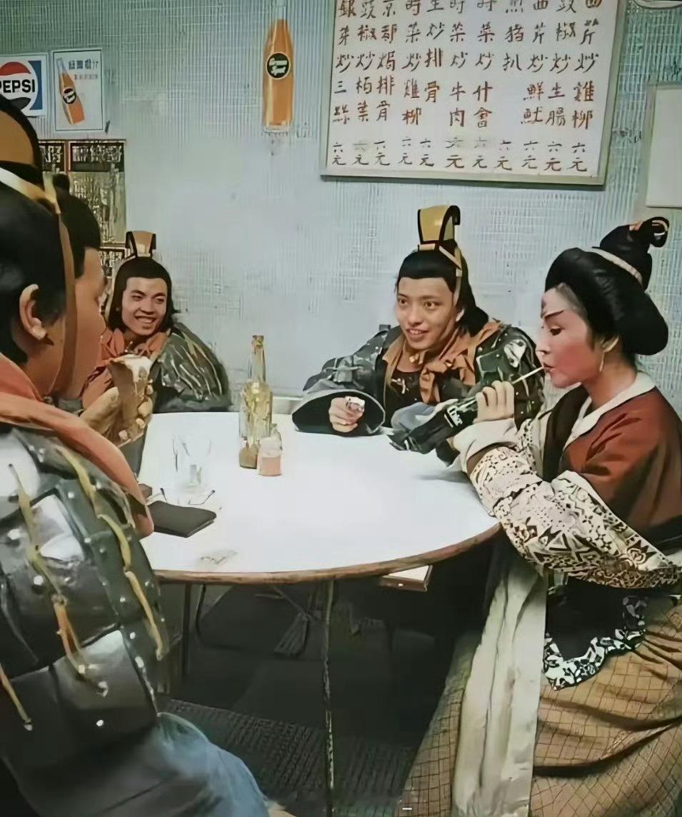 79年的香港演员的聚餐照。一个菜6元钱，是贵还是便宜呢。  