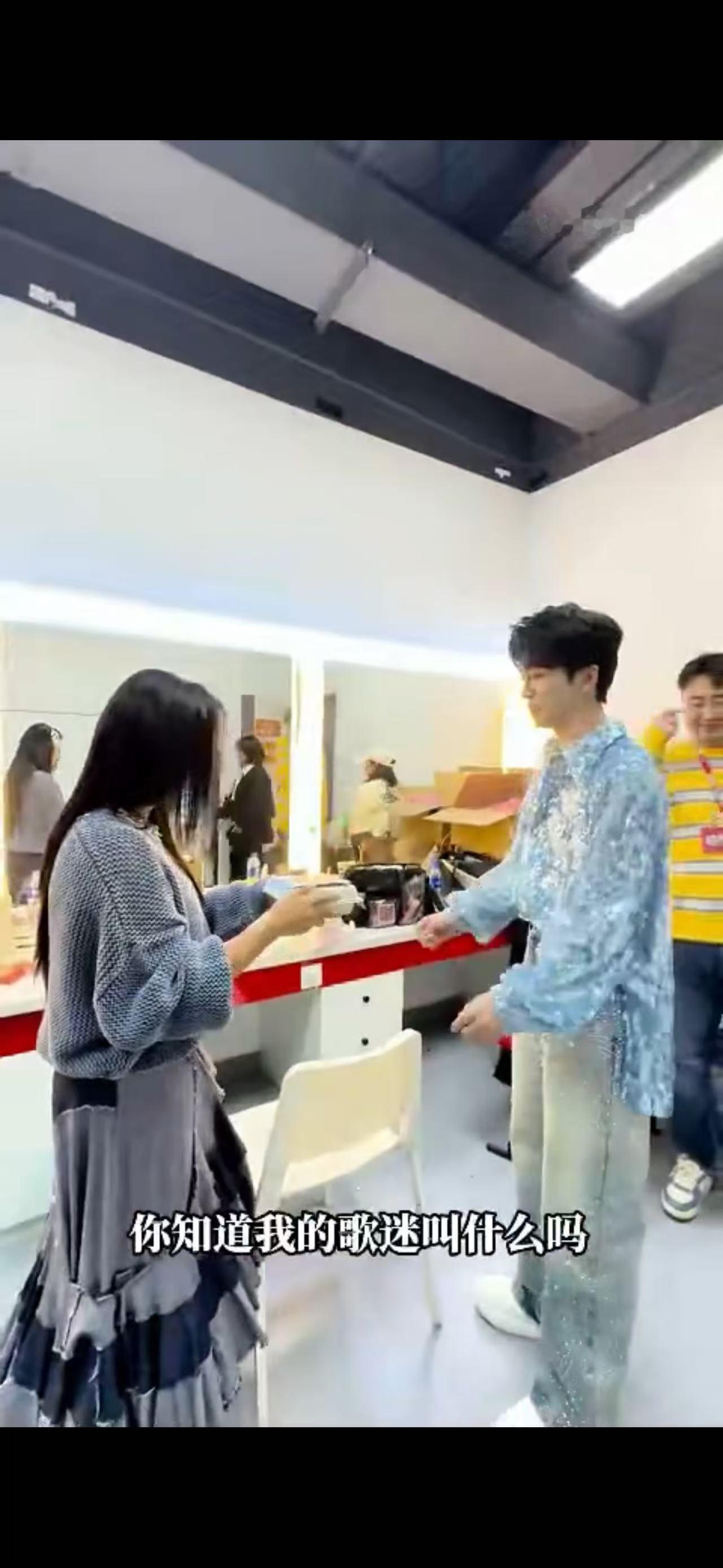 何洁被黄子弘凡专辑惊呆了 黄子弘凡真的是太可爱了，和何洁两个人真的是活宝，何洁看