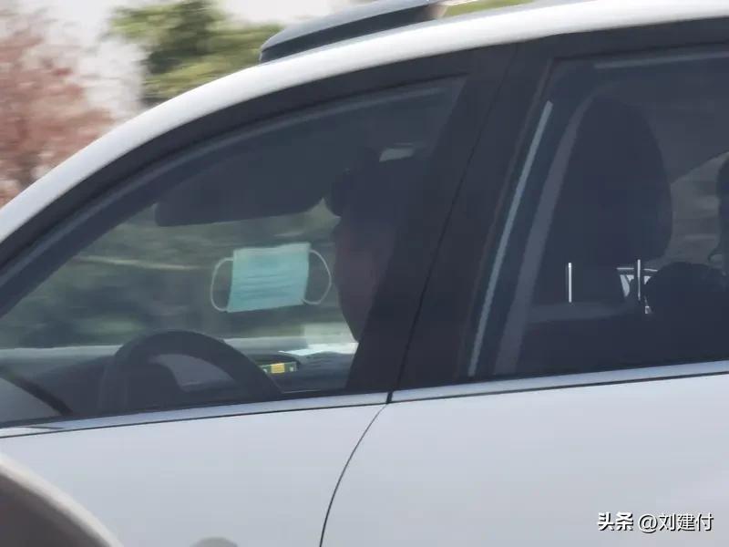 明日起后排乘客未系安全带将被处罚 明日起，后排乘客未系安全带将受处罚。4月1日起