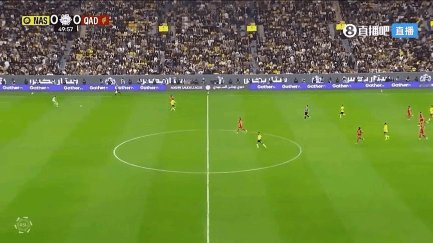 队友超低级失误，C罗看了直摇头，目送对手打开门。
      沙特联赛，C罗点球