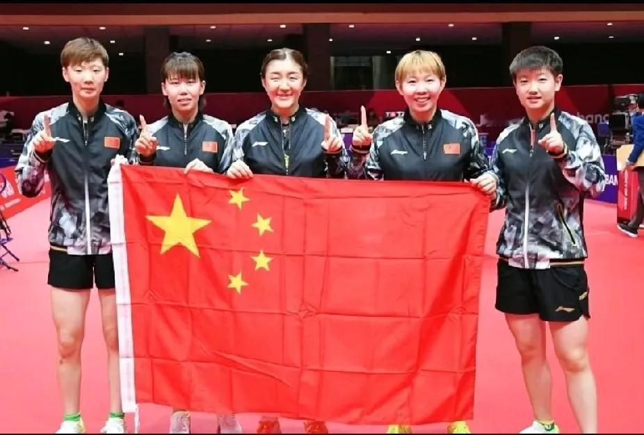 家人们谁懂啊！刷到2018雅加达亚运会国乒女团夺冠合照，王曼昱、陈幸同、陈梦、朱