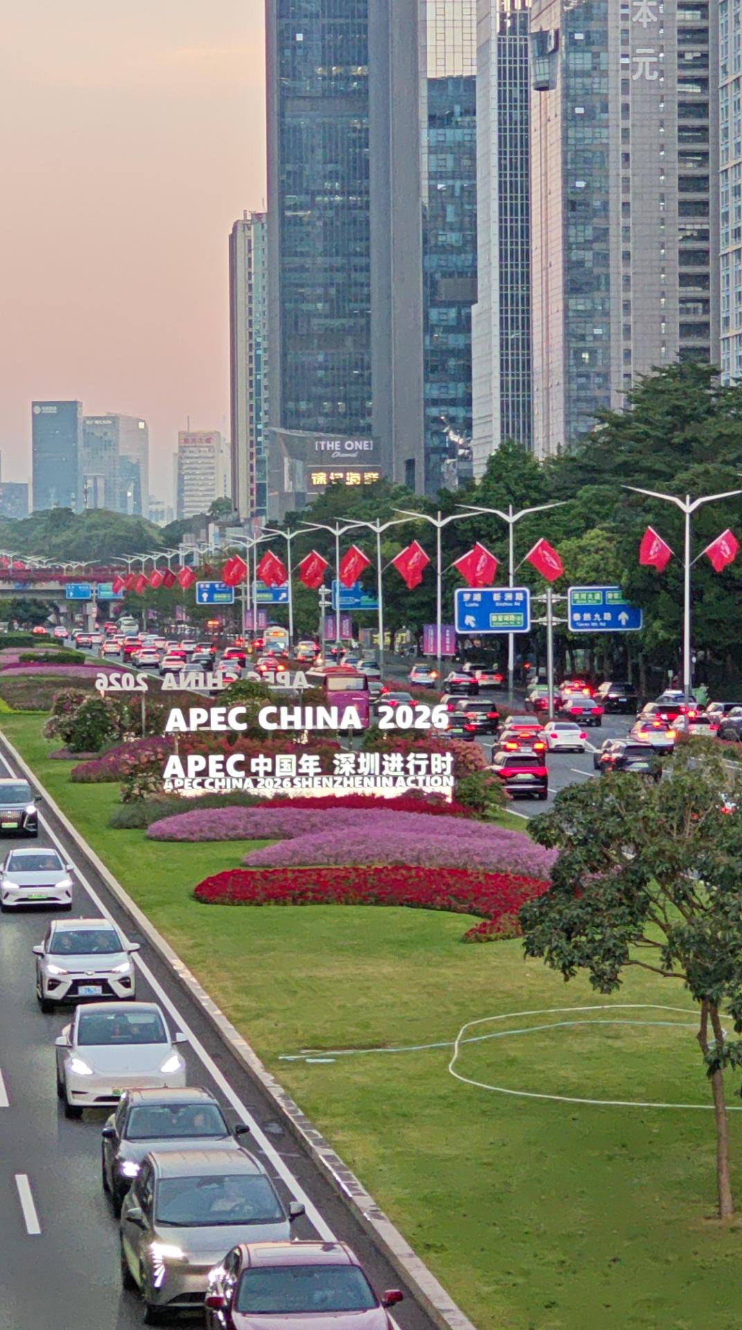 氛围感拉满！这是今天下午六点钟左右拍摄的深圳深南大道，真的相当漂亮。道路中间宽阔