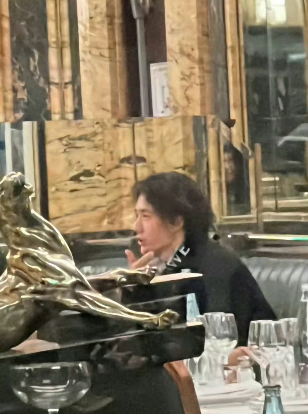 偶遇王一博参加罗意威晚宴，还与王一博对视了！