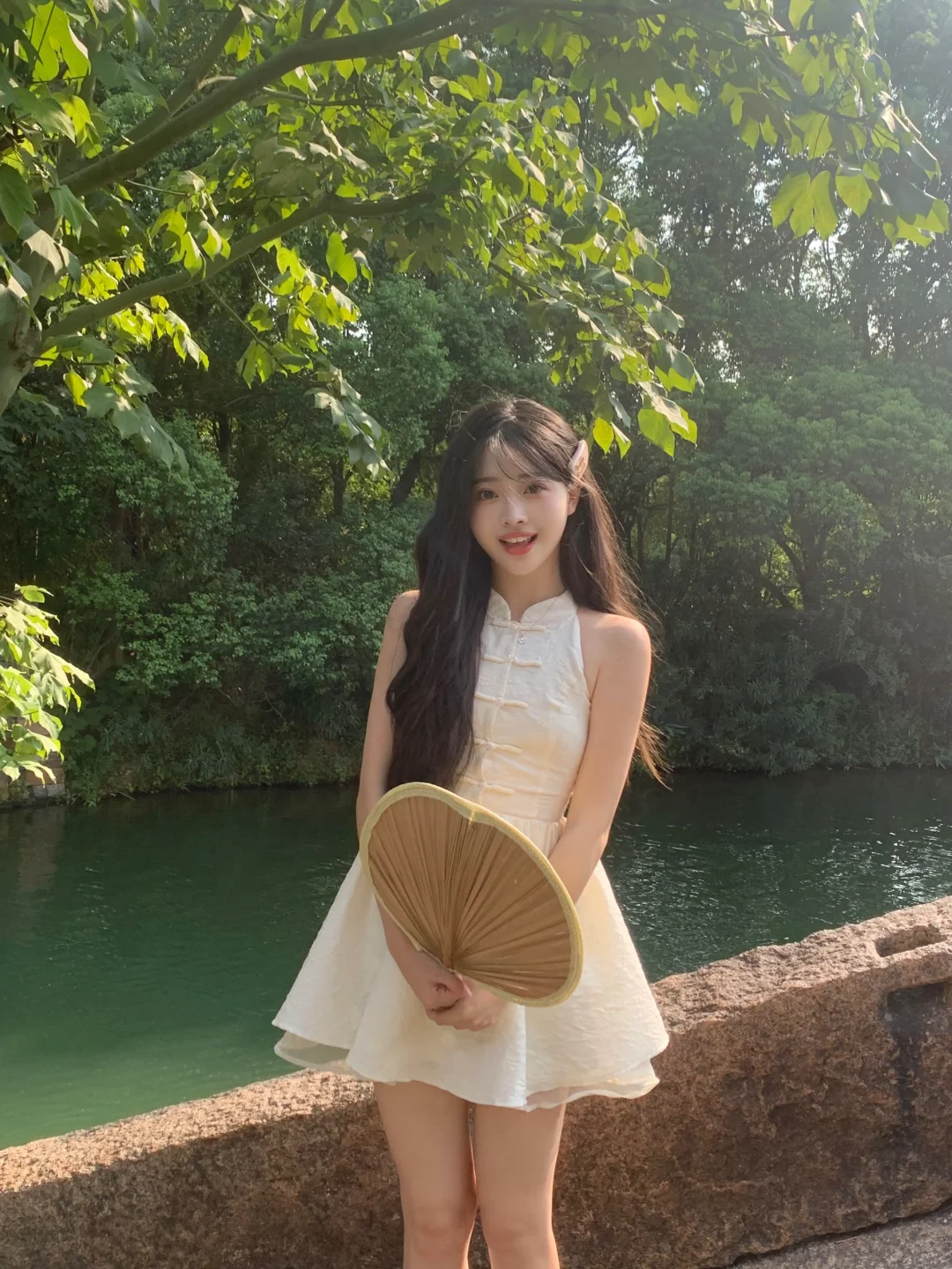 乌镇好热 大蒲扇好凉快
