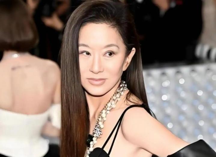 2026年，77岁的华裔设计师王薇薇身家40亿，可她的工作习惯让人意外，不坐办公