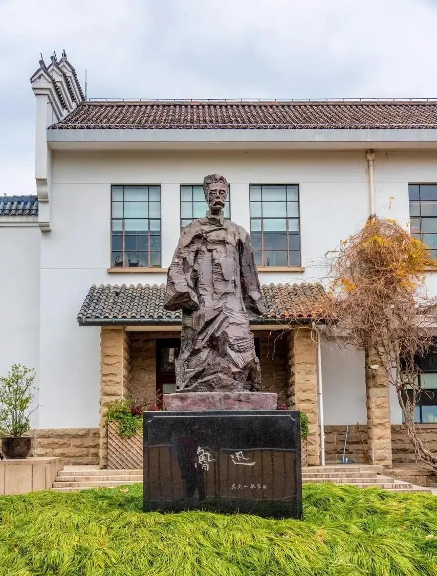 1929年8月20日下午上海景云里，鲁迅先生与20岁青年徐诗荃沉默告别时，突然紧