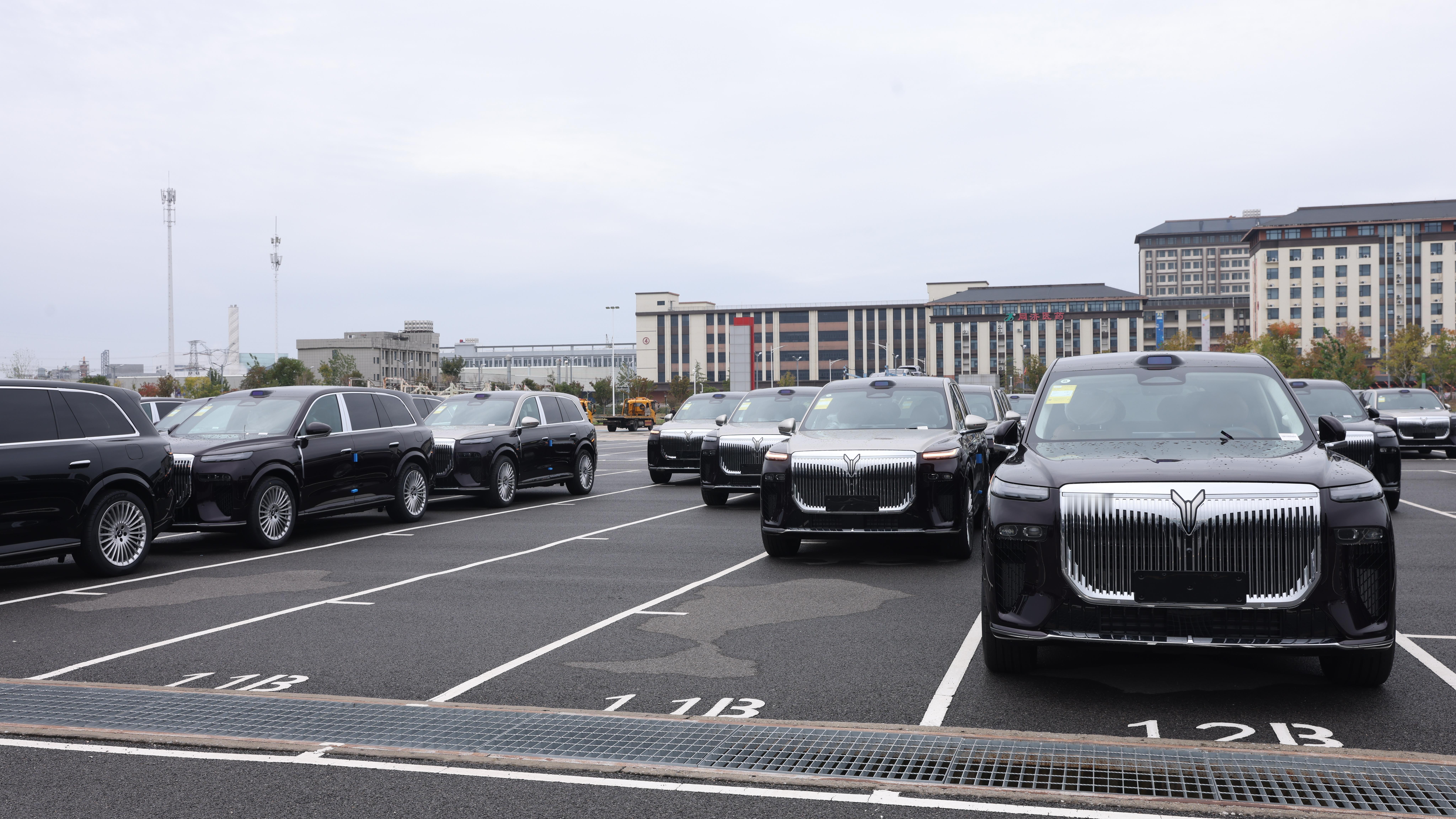 以前选9系，总在续航、操控、智驾间妥协。要么纯电续航刚过300km，要么5米大车