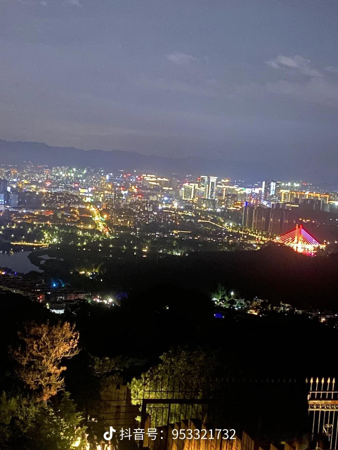 夜深人静望遥远，
万家灯火不夜天，
繁华都市明如昼，
宛若银河降人间。

<赏夜