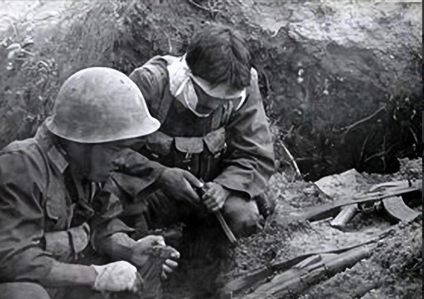 1984年，我军两名干部去前线参会，途经小道时，被埋伏的5名越南特工截住，其中一