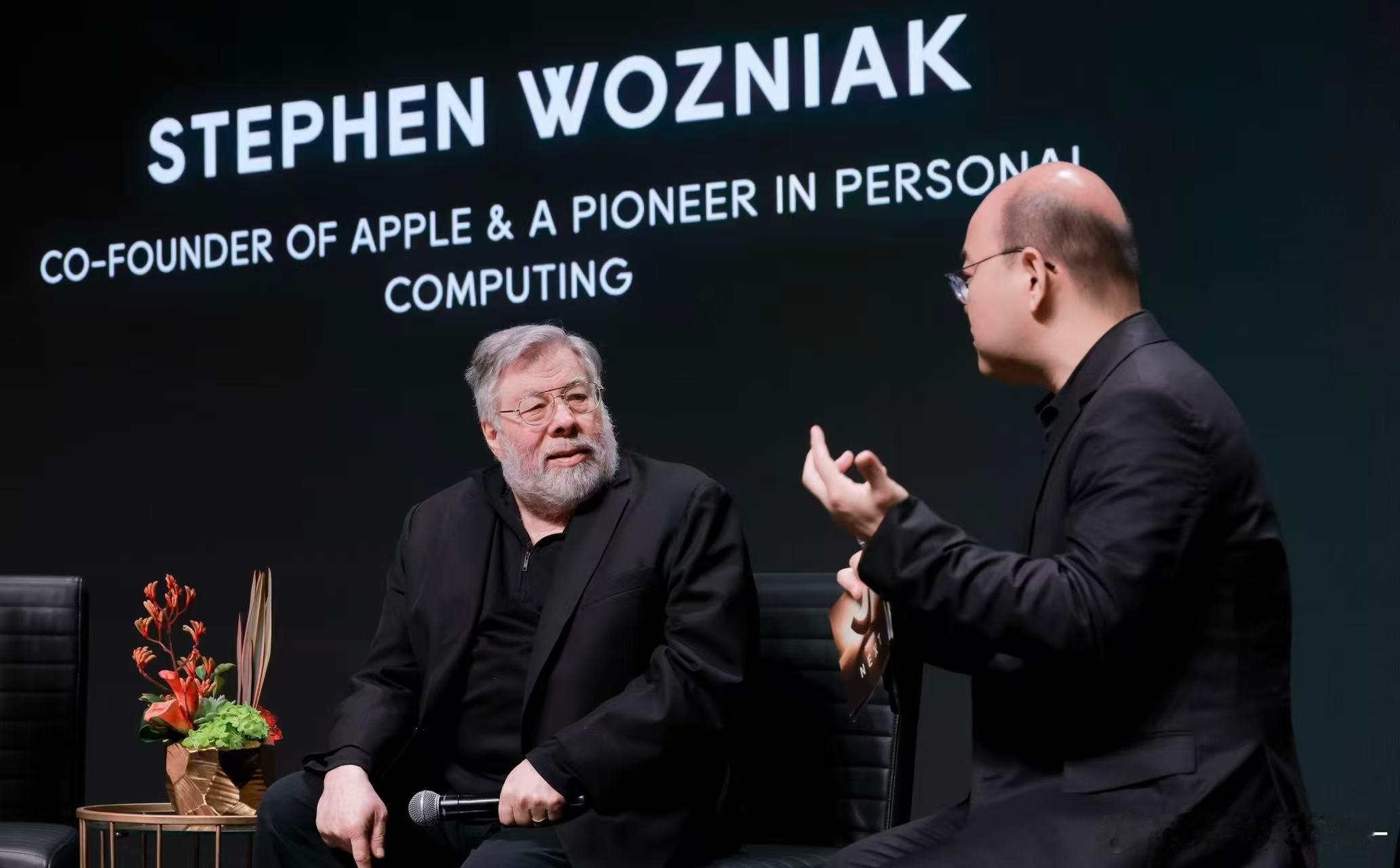 苹果创始人谈AI时代的手机国产手机高管对话苹果创始人AI重构手机！苹果创始人：i