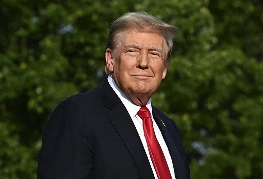 特朗普的支持率跌到了任期内最低水平。路透社17日发布的民调结果显示，特朗普的支持
