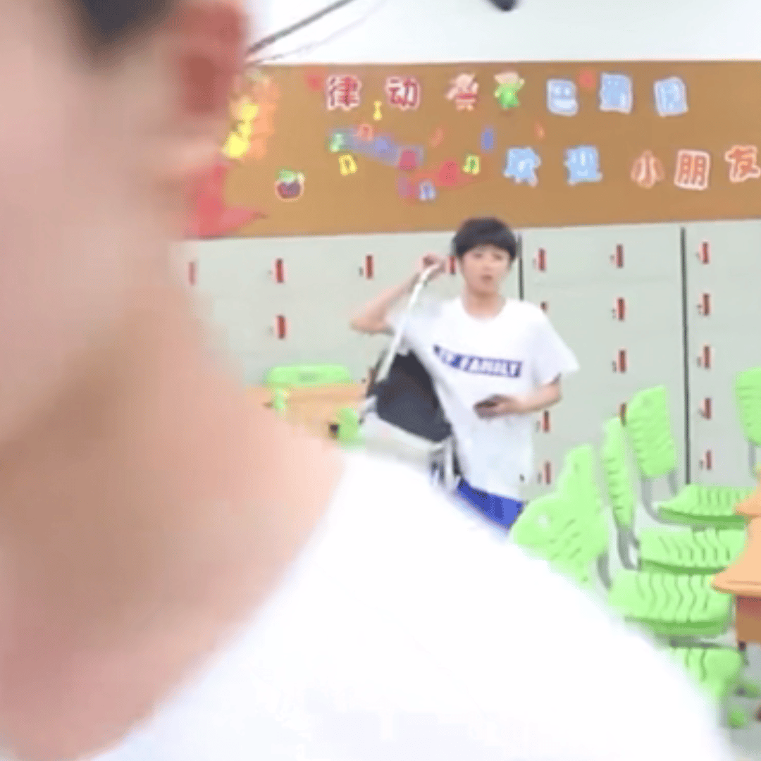 放学啦放学啦小卖部走起小辣条吃起篮球打起小猪佩奇看起！ 