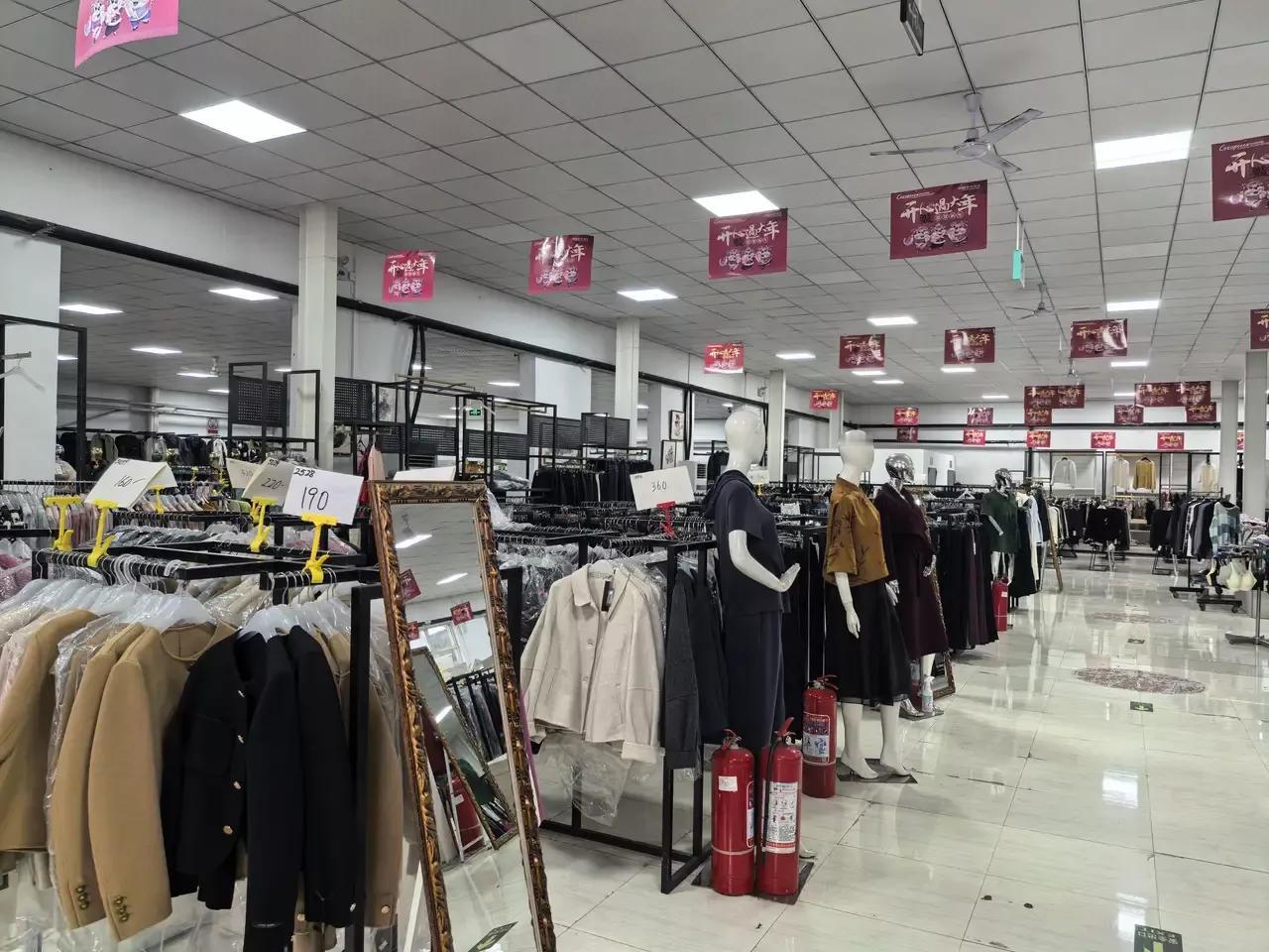 如何掌握新颖穿搭的技巧? 掌握新颖穿搭技巧并不难，记住这几个口诀就行。
首先是“
