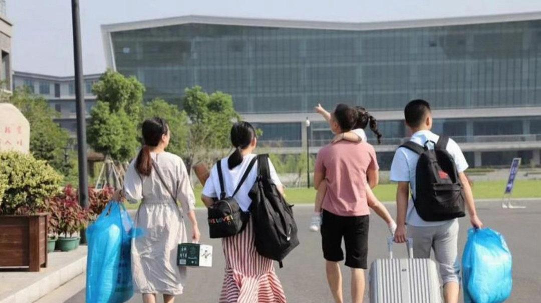开学那天，我看见有人轻装简行，有人装备周全，大学校园成了家庭背景的真实碰撞。有人