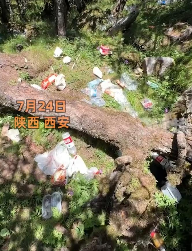 【，景区：游客太多，努力清理垃圾中】7月24日，陕西西安。有网友发视频称，秦岭朱