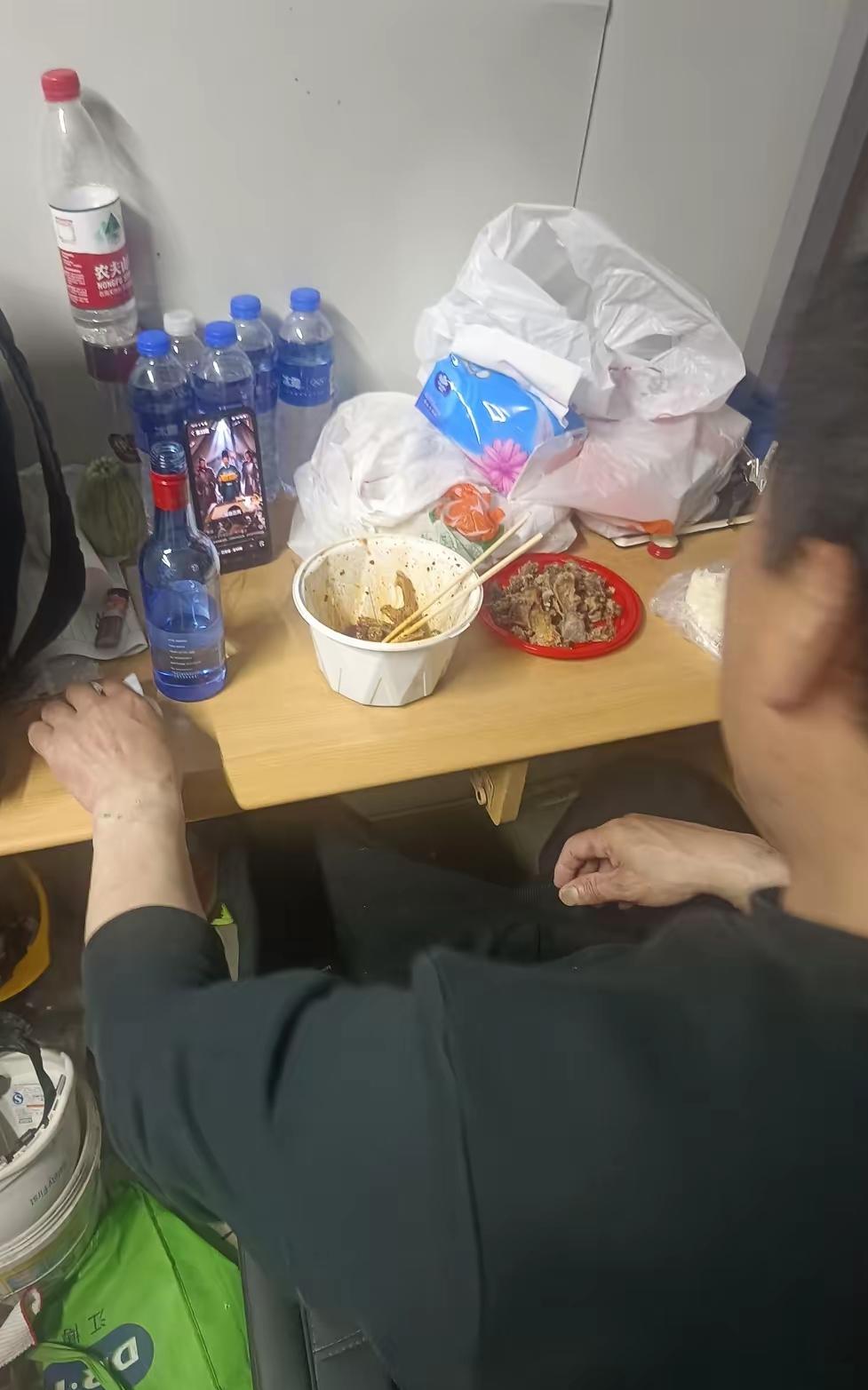 晚上8点忙碌了的一天工作终于结束，打卡下班后，接下来是打工单身狗最快乐的2个小时