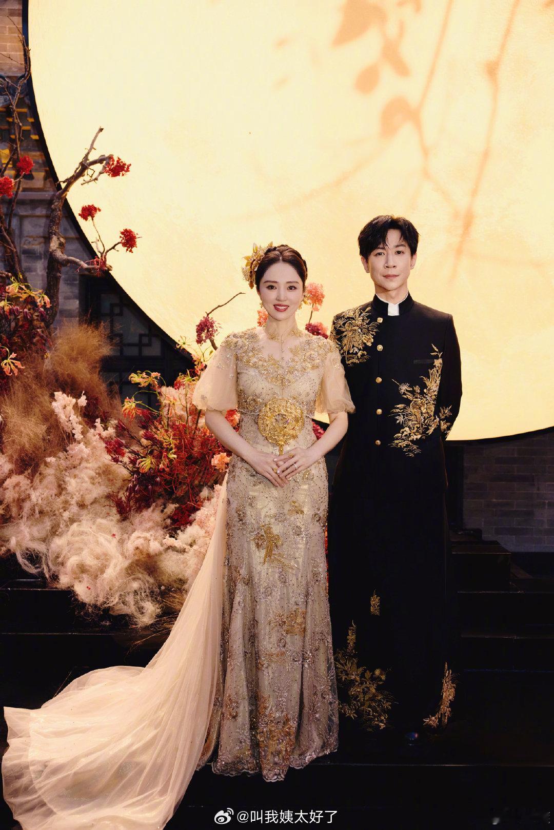 董璇发了她和张维伊的结婚照。 ​​​