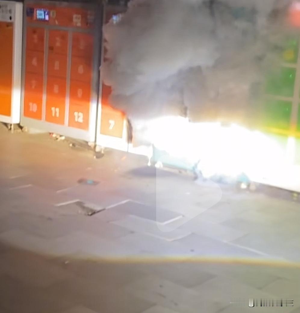 石家庄这种换电柜真的该取消了！这太危险了，好多都在犄角旮旯的地方，灭火都非常困难