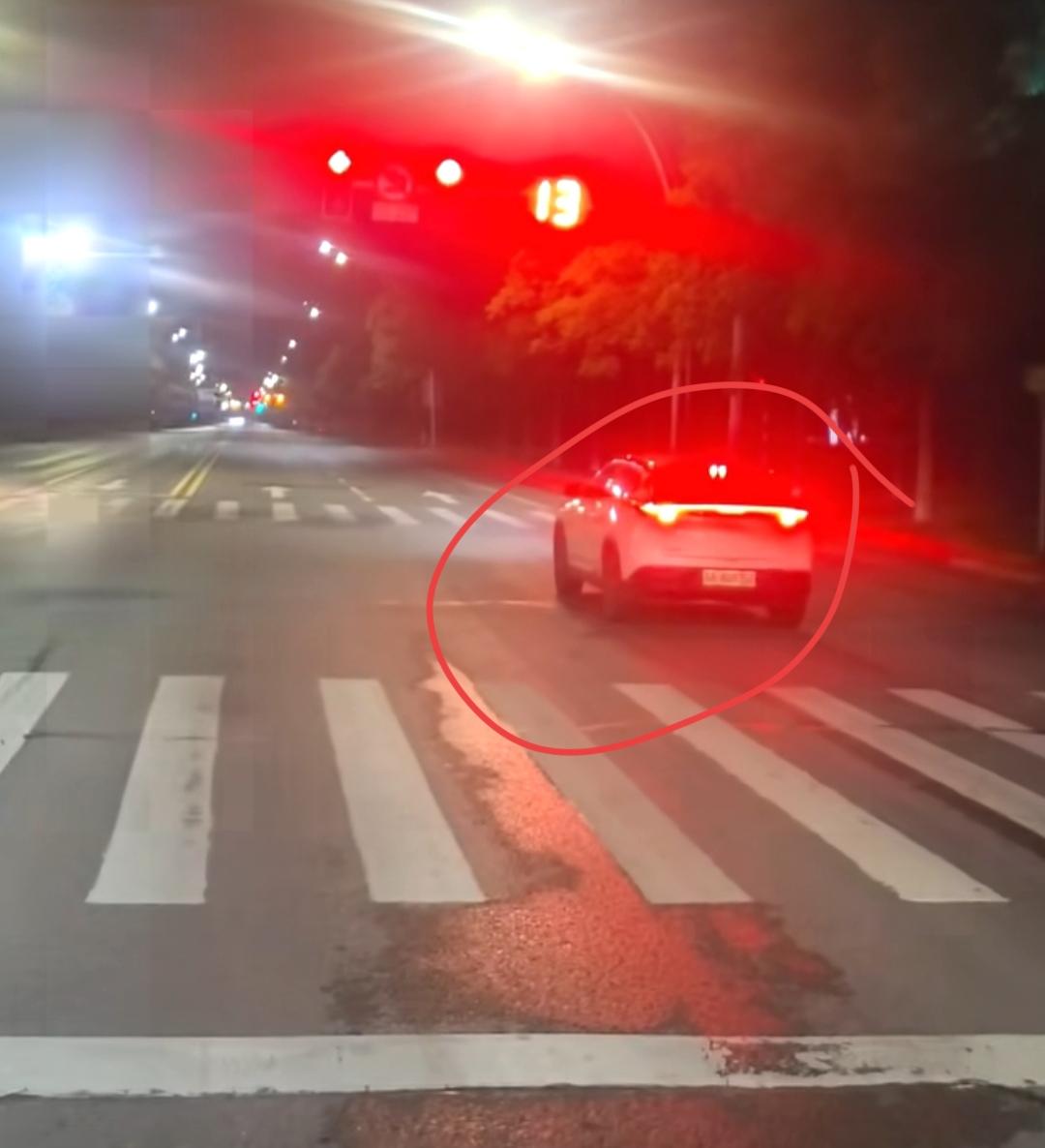 大家看这辆车，红灯🚥他已经走到路中间了，停下了不算闯红灯吧。你有没有遇到过这种