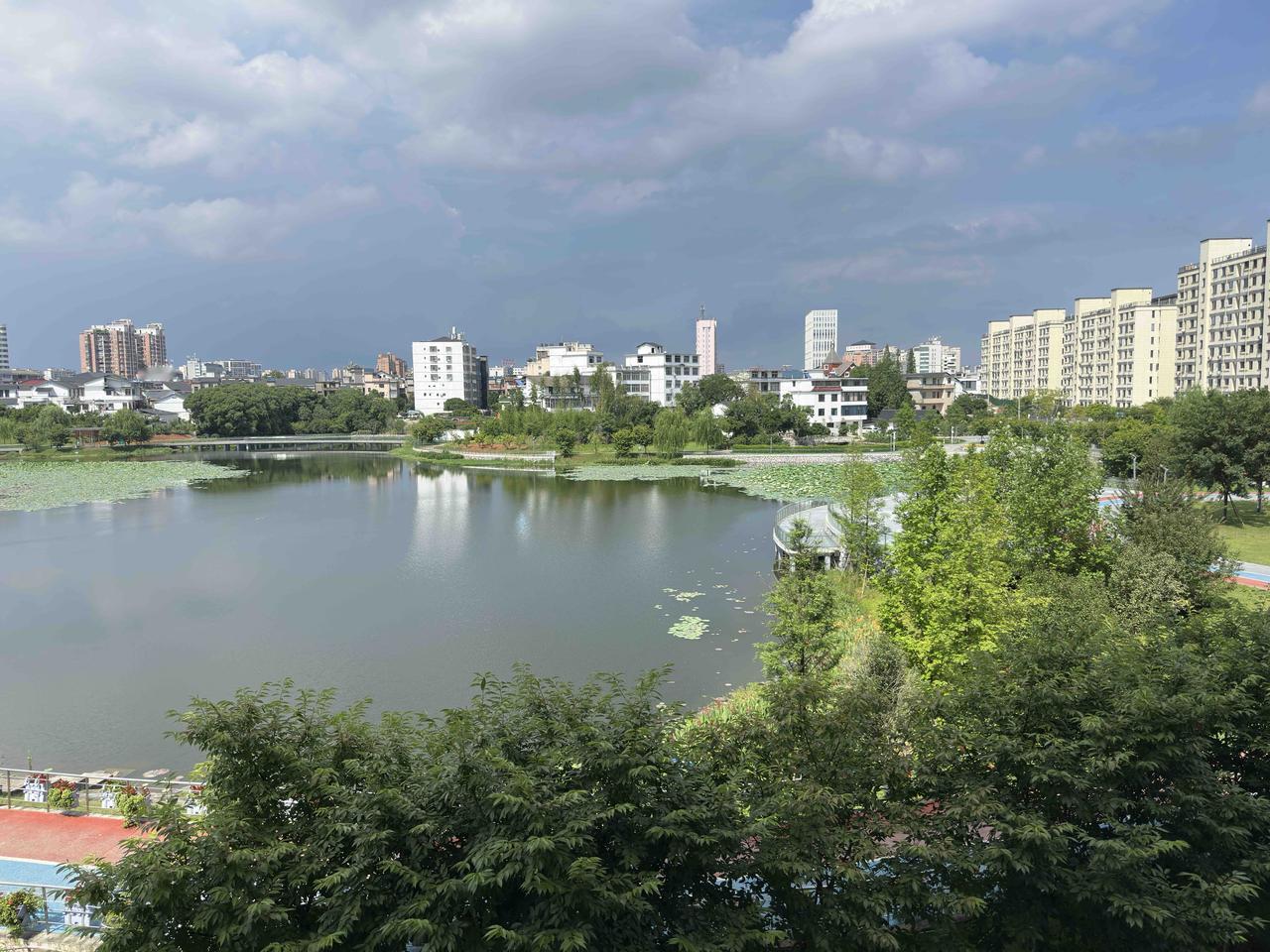 今天最高气温37摄氏度。11:20从家里出发，那会儿气温应该是36℃，确实很热，