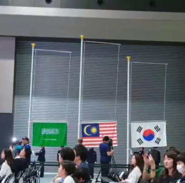 这真的是亚运会升旗仪式吗？为啥连一个台子都没有安排，EWC赢麻了好吧[流鼻血]亚
