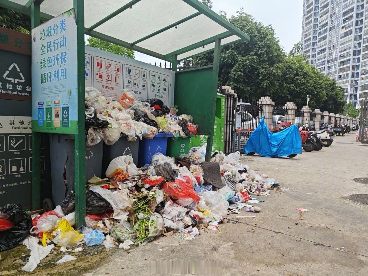 物业大撤退最近不少小区都出现物业撤场的情况，有的是经营压力太大撑不下去，有的是和