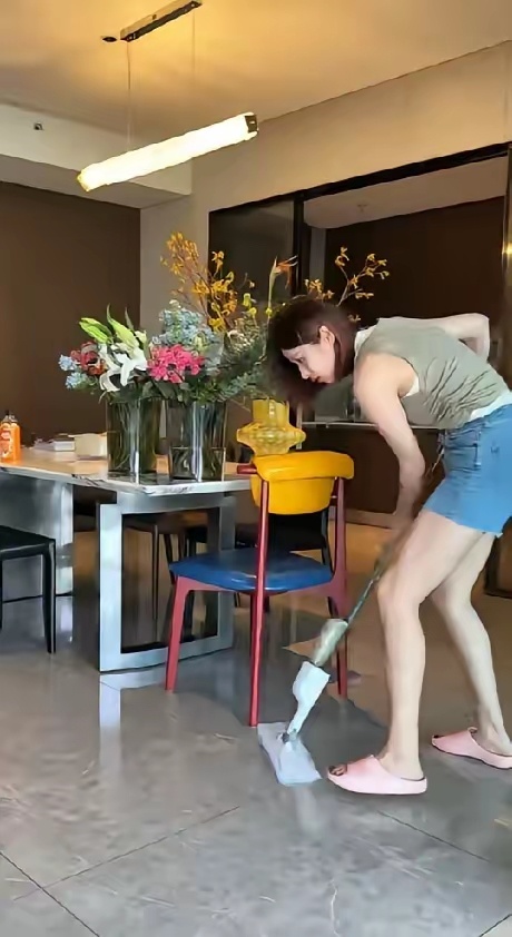 颖儿在海南拍戏租房住，休息时间还自己在家做大扫除，擦油烟机，刷马桶，擦玻璃，还要