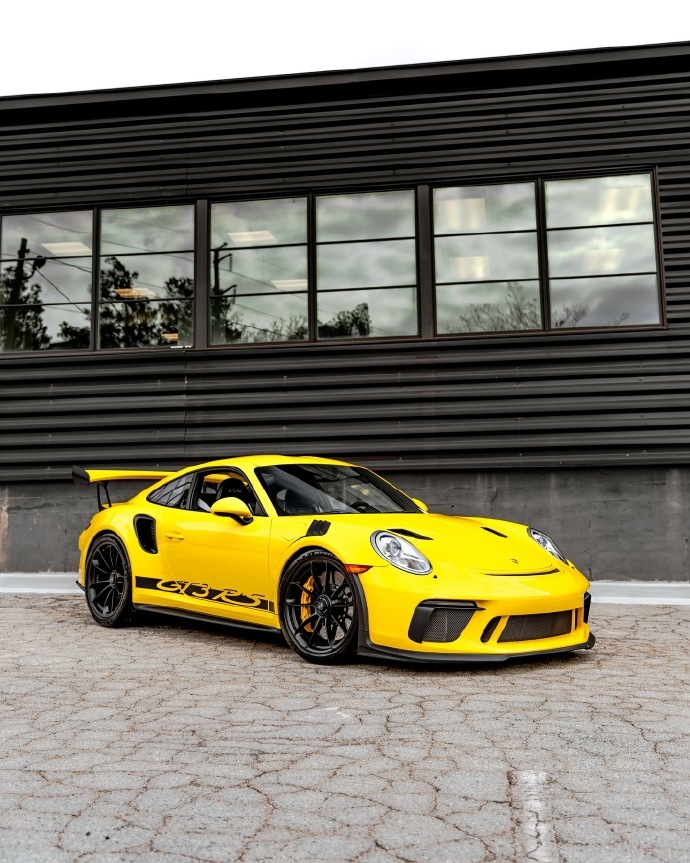 黄色赛车 991.2 GT3RS 💛 这辆车配备了碳纤维车斗、PCCB、车头升